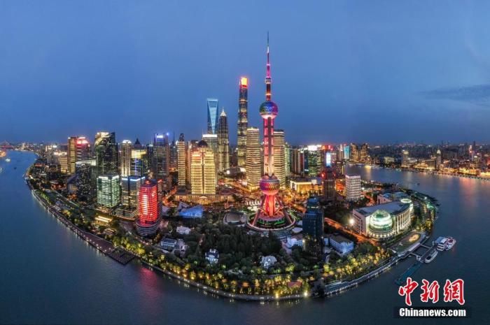 資料圖：航拍上海浦東陸家嘴夜景，燈火輝煌美不勝收。(無(wú)人機(jī)照片) <a target='_blank' href='http://www.chinanews.com/'>中新社</a>記者 張亨偉 攝