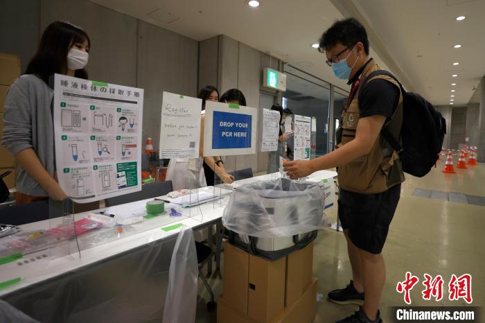 東京疫情形勢嚴(yán)峻，每個參會人員抵達東京后均要接受密集的核酸檢測。圖為設(shè)在新聞中心的核酸檢測站點?！「惶?攝