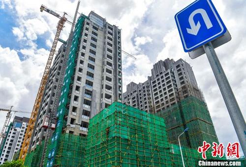 6月21日，?？趪d大道附近的在建商品房項目。海南省出臺全省范圍限購政策已逾兩個月，隨著調(diào)控政策監(jiān)管不斷趨嚴(yán)，該省年初商品房銷售異常火爆的勢頭趨緩，市場開始降溫。據(jù)海南省統(tǒng)計局發(fā)布的1-5月房地產(chǎn)運行情況，