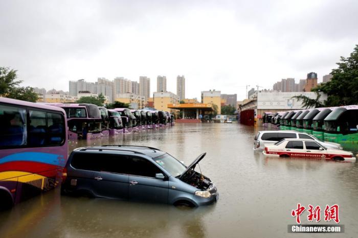 2021年7月21日，暴雨導(dǎo)致城區(qū)積水嚴(yán)重。 <a target='_blank' href='http://www.chinanews.com/'>中新社</a>發(fā) 王中舉 攝 圖片來源：CNSPHOTO