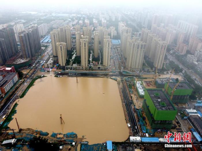 2021年7月21日，暴雨導(dǎo)致城區(qū)積水嚴(yán)重。 <a target='_blank' href='http://www.chinanews.com/'>中新社</a>發(fā) 王中舉 攝 圖片來源：CNSPHOTO