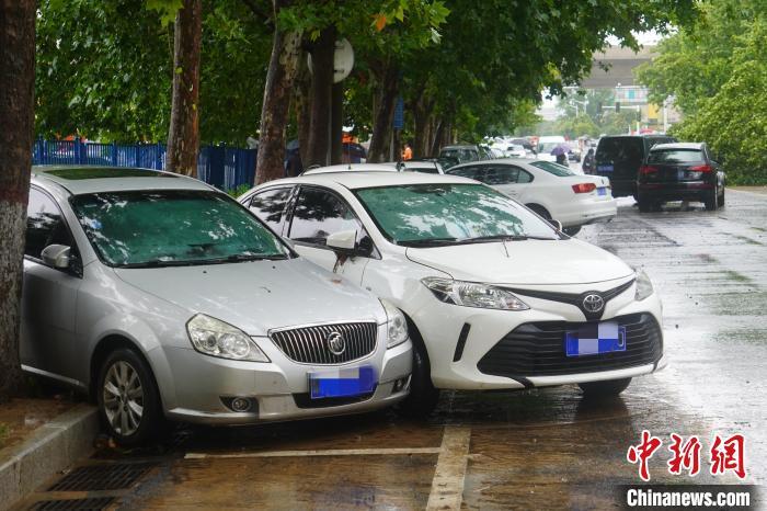 鄭州街頭因暴雨受損的車輛?！Ⅸi 攝