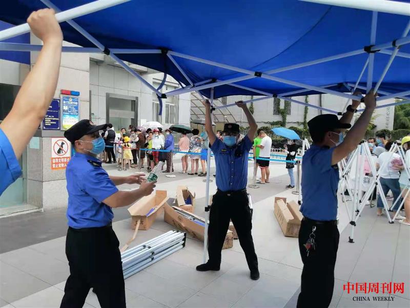 中隊(duì)在核酸檢測(cè)點(diǎn)設(shè)置遮陽(yáng)棚，給檢測(cè)人員提供方便。 (3).jpg