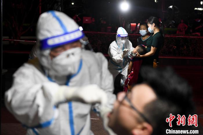 張家界市民在隔板處傳遞生活物資。