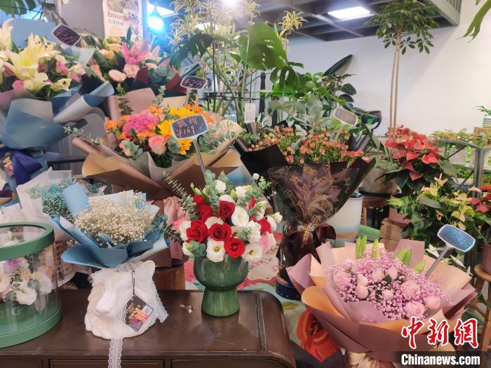 圖為：實(shí)體花店展示的零售花束?！∪~秋云 攝