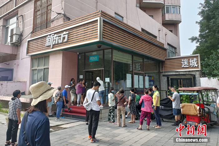正在等待孩子下課的家長們。<a target='_blank' href='http://www.chinanews.com/' >中新網(wǎng)</a> 左雨晴 攝