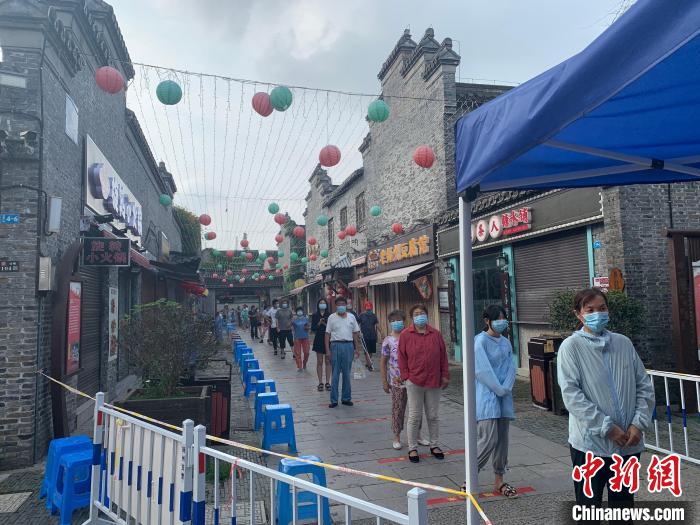 市民有序排對，保持一米以上距離?！〈藜衙?攝