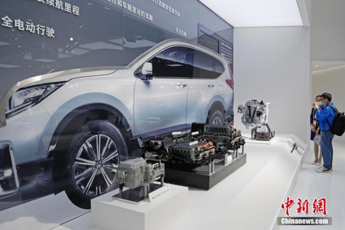 資料圖：第三屆進(jìn)博會(huì)新能源車成主流。
<a target='_blank' href='http://www.chinanews.com/'>中新社</a>記者 殷立勤 攝