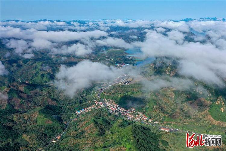 河北遷西：雨后山村美