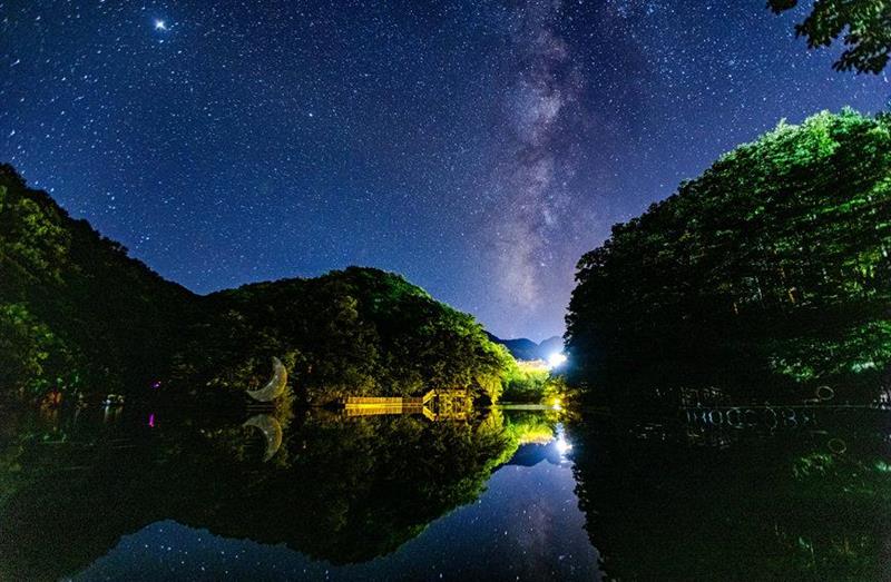 如夢(mèng)似幻！洛陽(yáng)白云山星空絕美 銀河橫跨天際
