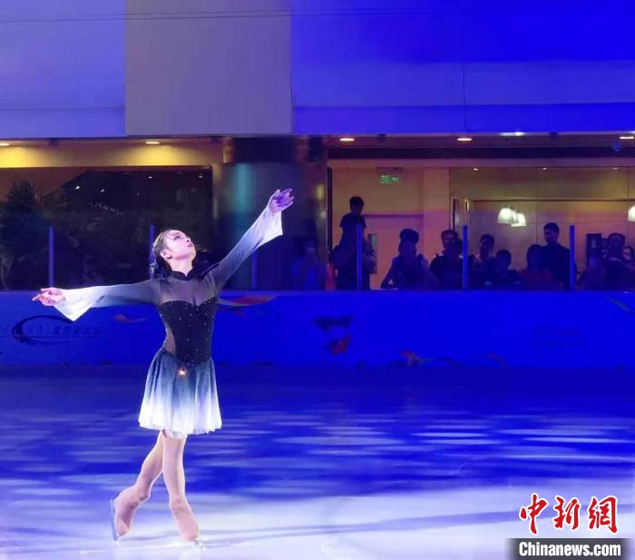 圖為李思嫻在北京國貿商城滑冰場進行花樣滑冰表演?！∈茉L者供圖