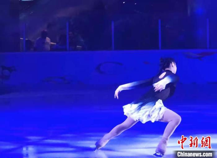 圖為李思嫻在北京國貿商城滑冰場進行花樣滑冰表演?！∈茉L者供圖