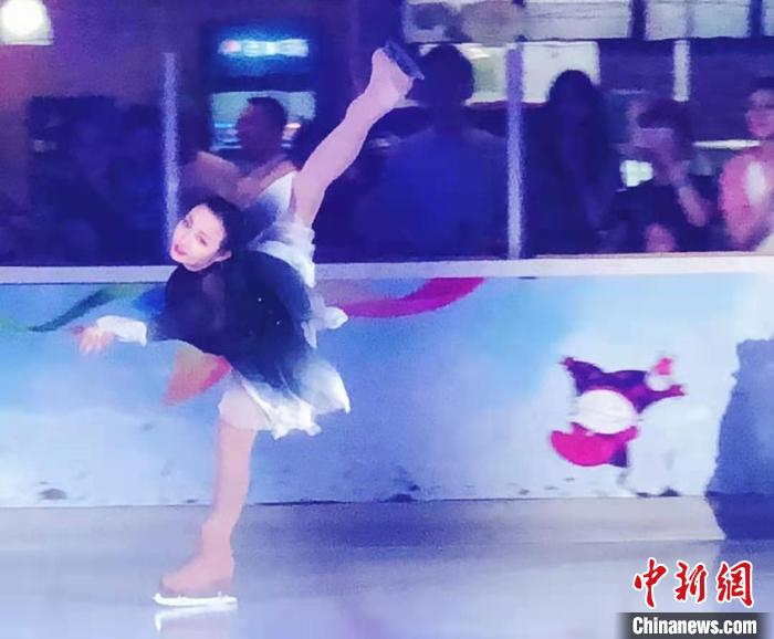 圖為李思嫻在北京國貿商城滑冰場進行花樣滑冰表演?！∈茉L者供圖