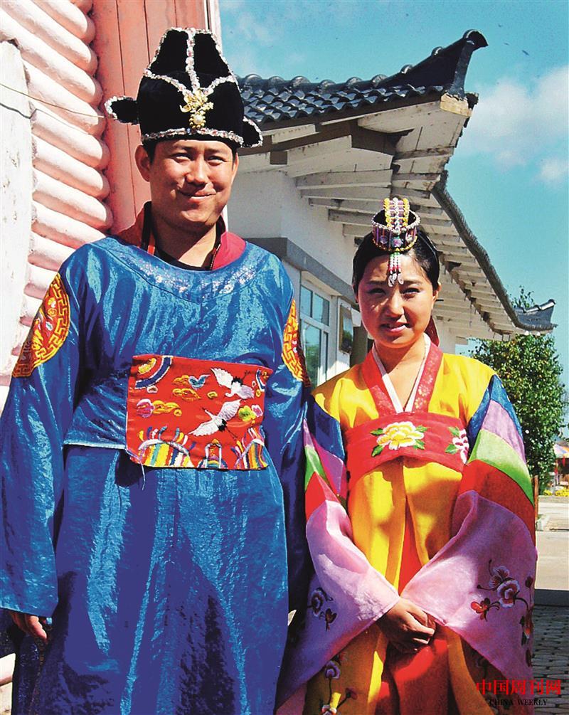 朝鮮族民族傳統(tǒng)服飾.jpg 朝鮮族民族傳統(tǒng)服飾.jpg