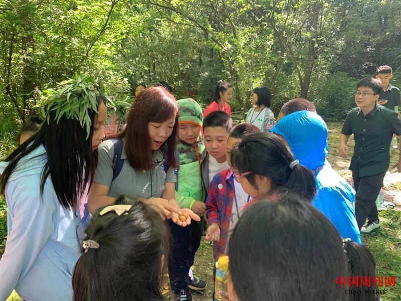 曹梅梅帶著孩子們一起走進大自然，開展保護野生動植物的主題授課。（郭朋勃 拍攝）.jpg