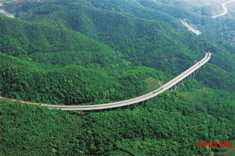 大山中的高速公路.jpg
