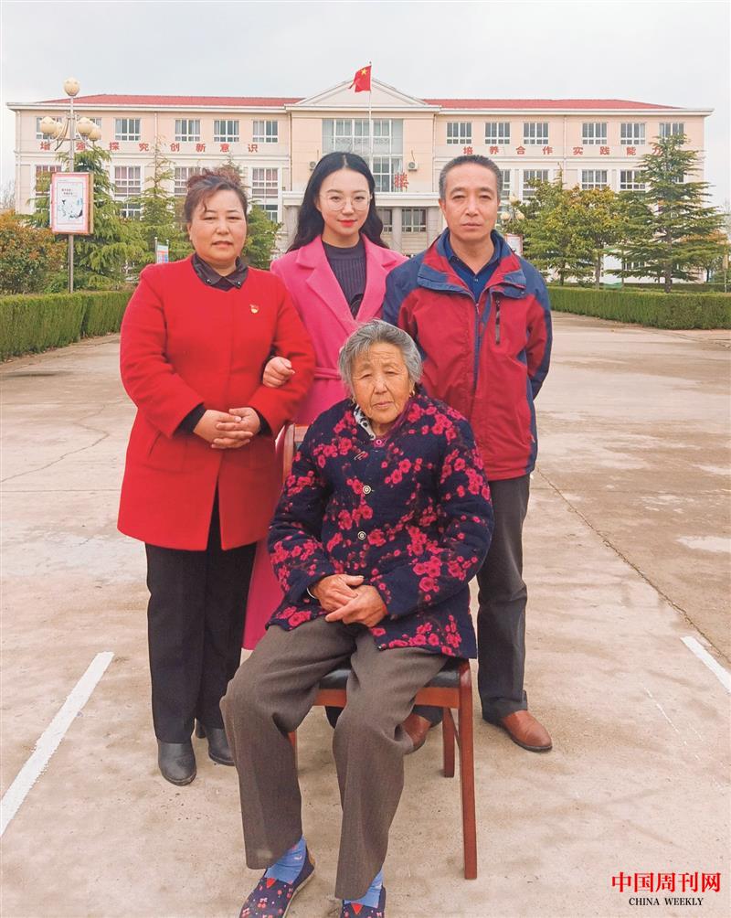 司萬平和丈夫、婆婆及女兒.jpg