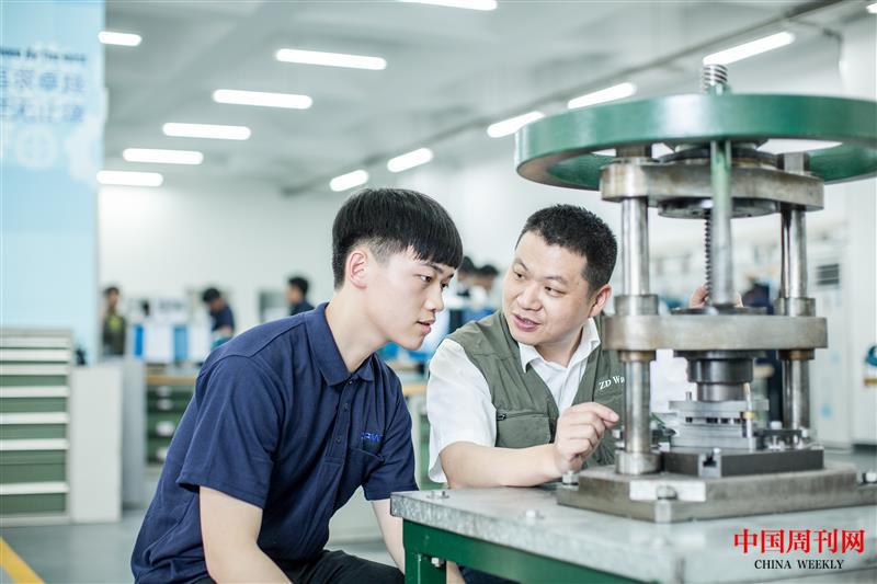 企業(yè)培訓師為學徒講授沖裁模具制作-太倉中專.jpg