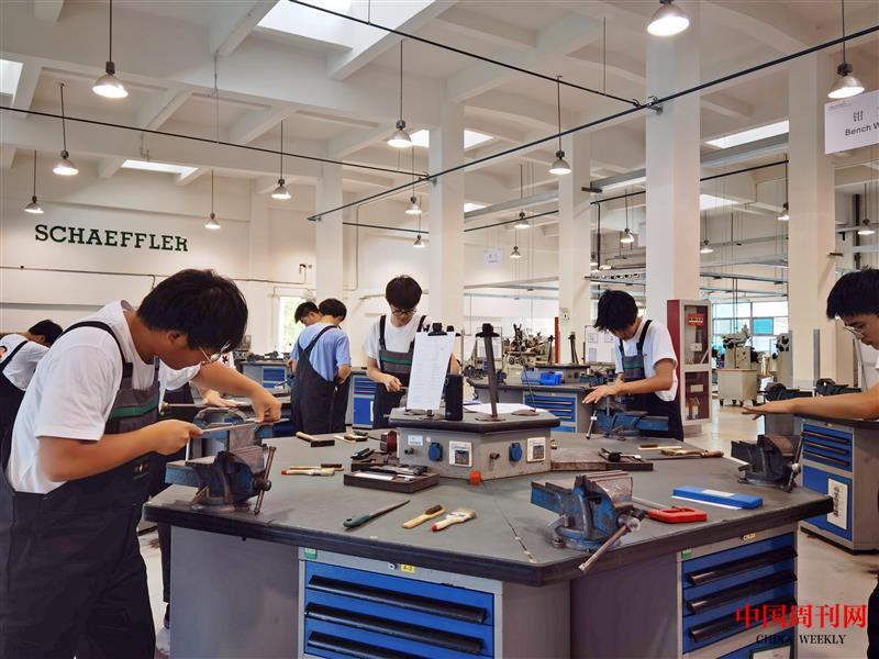 學生在舍弗勒培訓中心參加AHK畢業(yè)考試操作考試.jpg