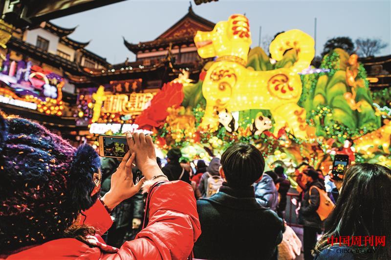 攝圖網(wǎng)_500820593_上海城隍廟春節(jié)廟會(huì)里拍照的人(企業(yè)商用).jpg 攝圖網(wǎng)_500820593_上海城隍廟春節(jié)廟會(huì)里拍照的人(企業(yè)商用).jpg