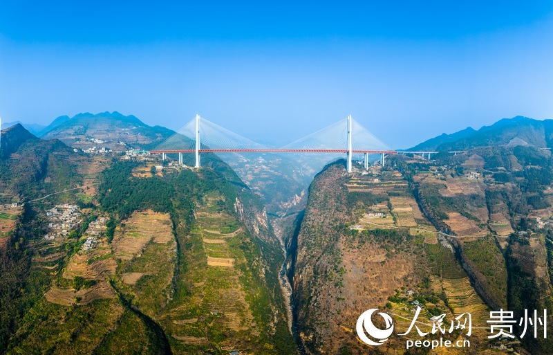 在高山峽谷中架起的杭瑞高速北盤江大橋。&nbsp;&nbsp;&nbsp;&nbsp;人民網(wǎng)記者&nbsp;涂敏攝