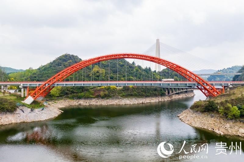 長(zhǎng)270米，主跨180米的花魚洞大橋。人民網(wǎng)記者 涂敏攝