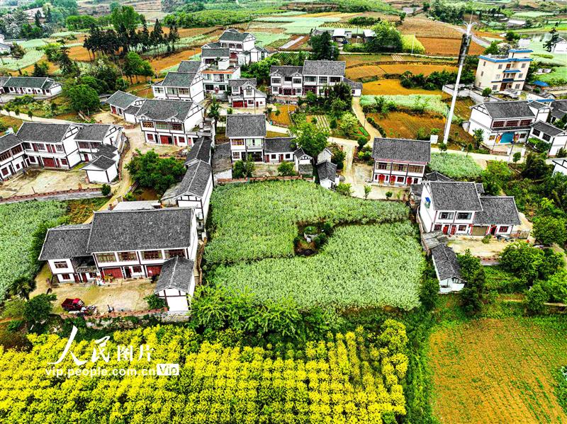2023年4月23日，雨后航拍貴州省黔西市林泉鎮(zhèn)美麗鄉(xiāng)村示范點(diǎn)，青山、湖泊和干凈整潔的村莊構(gòu)成一幅綠色畫(huà)卷。