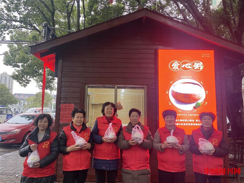 環(huán)衛(wèi)工人領(lǐng)取愛心早餐.jpg