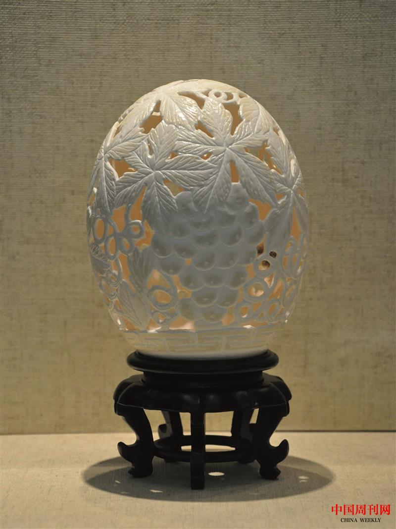 鏤空葡萄蛋雕.jpg 鏤空葡萄蛋雕.jpg