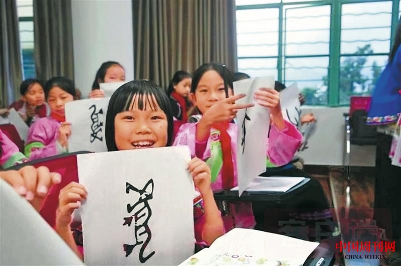 5.云南學(xué)生第一次體驗甲骨文十二生肖雕版印刷.jpg