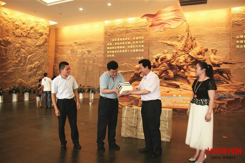 向沂蒙革命紀(jì)念館捐贈(zèng)紅色書(shū)籍.JPG
