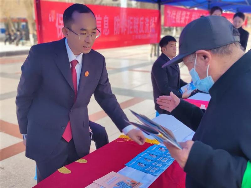 2024年3月15日，蘭州市城關(guān)區(qū)法院刑事審判庭干警參加“2024‘3·15’金融消費(fèi)者權(quán)益保護(hù)教育”宣傳活動，并現(xiàn)場進(jìn)行普法宣傳。圖片來源：蘭州市城關(guān)區(qū)人民法院