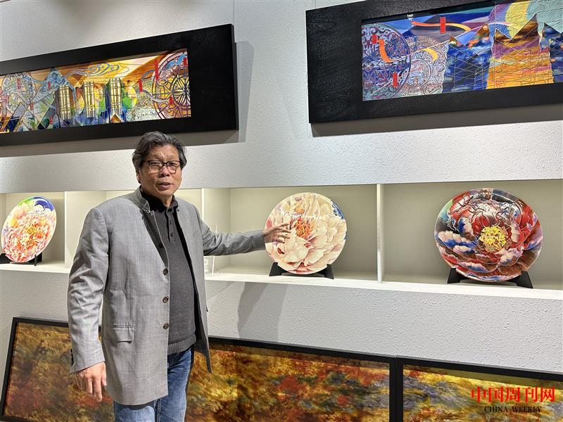 全國人大代表郭愛和在展廳介紹洛陽三彩創(chuàng)新工藝設計。（梅淑娥 攝）.jpg