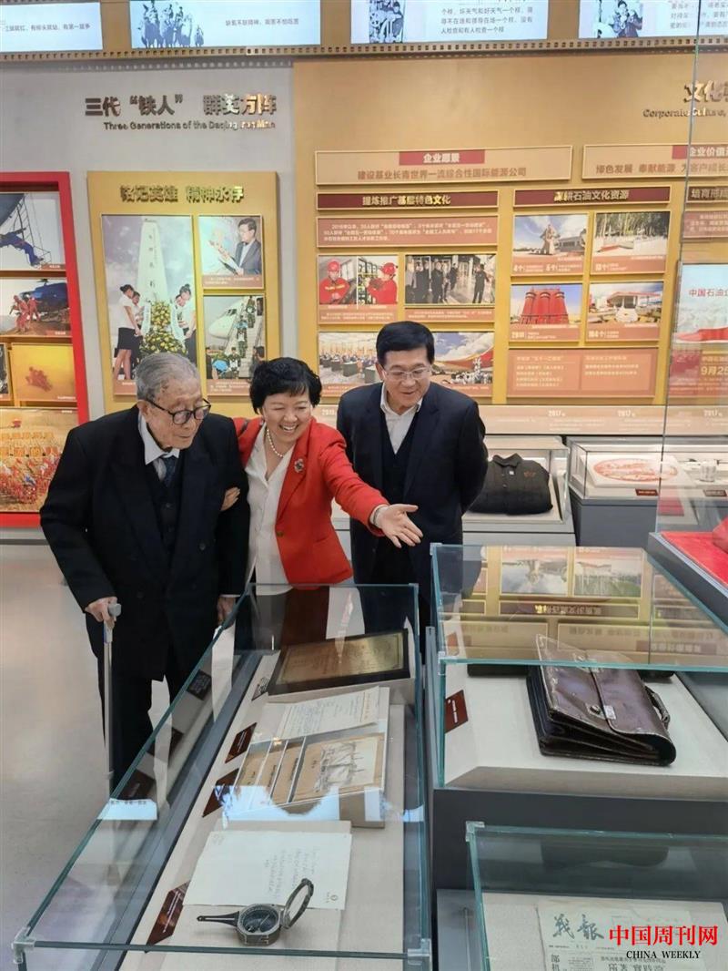 李德生參觀中國(guó)石油展覽館.jpg