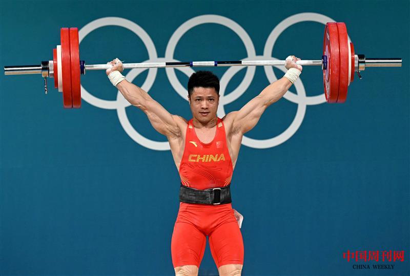 在巴黎奧運(yùn)會(huì)舉重男子61公斤級(jí)比賽中，中國選手李發(fā)彬奪得金牌。圖片來源：央視新聞.jpg